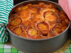 Posyp tym śliwki przed pieczeniem. Placek zachwyci głębią smaku