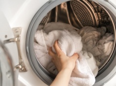 Pralka potrafi suszyć. Wystarczy nacisnąć ten guzik, a dzieje się magia