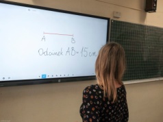 Wyższe nagrody dla nauczycieli, ale niektórzy muszą obejść się smakiem. Związkowcy mówią o "zwykłej hipokryzji"