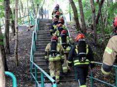 Strażacy z regionu oddali hołd kolegom poległym w World Trade Center. Wspinaczka w Toruniu [zdjęcia]
