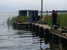 Problemy z pływającym domem nad jeziorem Miedwie [ZDJĘCIE]