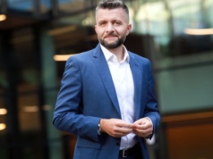 Może trzeba zakazać deweloperom budowania mieszkań?