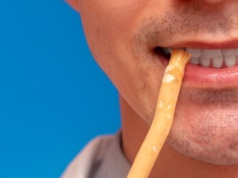 Szorują zęby drewnianym patyczkiem bez pasty. Stomatolodzy biją na alarm