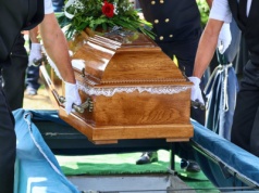 Nowe prawo pochówkowe w Niemczech. Biżuteria z prochów, urna w domu