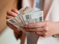 Darowizna pieniężna od babci lub dziadka. Kiedy trzeba zapłacić podatek?