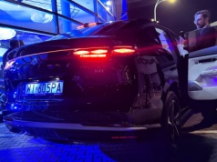 W podłokietnikach tych SUV-ów podgrzejesz obiadek dla dziecka. Marka właśnie otworzyła swój salon w Polsce