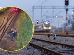 Samochód wypadł z wiaduktu na tory kolejowe. Pociąg zmiażdżył osobówkę