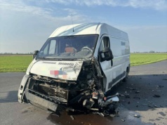 Kolizja w Gorańcu – bus zderzył się z ciągnikiem rolniczym. Kierowca miał dużo szczęścia