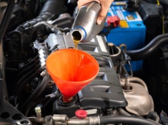 Co ile wymieniać olej w aucie? 30 tys. km może się okazać pułapką
