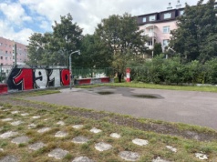 Imprezy młodzieży na osiedlowym boisku. Mieszkańcy Chojen mają dość: „Przychodzi weekend to jest fatalnie”