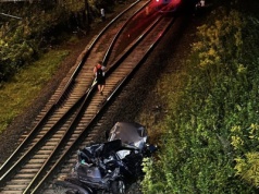Spadł samochodem z wiaduktu na tory. We wrak wjechał pociąg