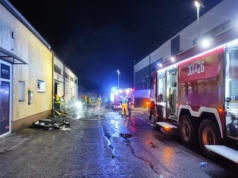 Pożar magazynu w Olsztynie. Interweniowało aż 13 zastępów straży pożarnej
