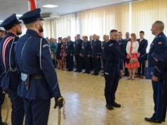 Słowa przysięgi wybrzmiały w KWP w Bydgoszczy. Ponad 80 policjantów złożyło ślubowanie [zdjęcia, wideo]