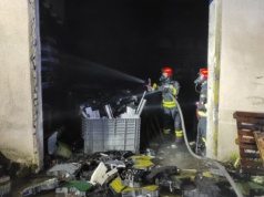 Pożar przy ul. Metalowej w Olsztynie. Paliły się baterie do hulajnóg [ZDJĘCIA] [AKTUALIZACJA]