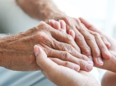 14 lat badań i mają dowody: sekret szybszego starzenia się tkwi w dzieciństwie