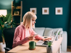 Badanie pokazało, na co naprawdę wydaje pieniądze polskie pokolenie Z. Stereotyp umiera