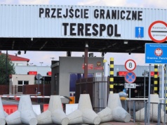 "Betonowe jeże" zabarykadowały granicę w Terespolu. "Rodzina została po drugiej stronie"