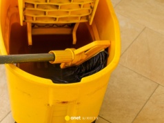 Gdzie wyrzucić starego mopa? To zależy, z jakich materiałów jest wykonany