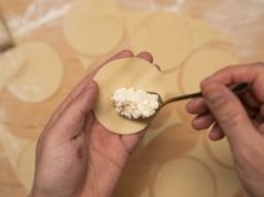 Na obiad bez mięsa ulep te pierogi. Nadzienie ma idealne proporcje na słodko