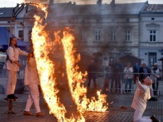 Płomienne widowisko na sądeckim Rynku. Teatr A porwał publiczność spektaklem „Exultet”