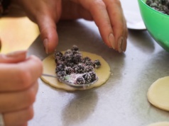 Moja babcia sypie tym owoce przed lepieniem pierogów. Sok nigdy nie wypływa