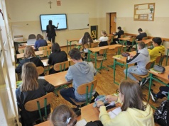 Czy nauczyciel może wstawić jedynkę za brak podręcznika? Wielu nie zna przepisów, a prawo mówi jasno