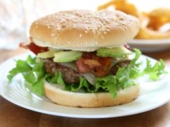 Zapomnij o burgerach z sieciówki. W domu zrobisz jeszcze lepszą wersję, a sylwetka nie ucierpi