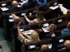 Jeden błąd i rząd zabiera 800 plus. Tysiące dzieci bez wypłat