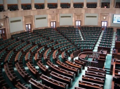 Sondaż. PiS rośnie w siłę. Zaskakujący wynik partii Hołowni