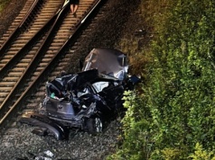 Auto z 19-latkiem w środku spadło z wiaduktu. Chwilę później staranował je pociąg