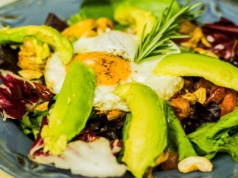 Śniadania bez chleba, które dodają energii na cały dzień. Sprawdź nasze propozycje