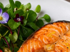 Łososiowy stek – z orzo i sałatką z mikroliści. Autorska interpretacja Mateusza Gesslera