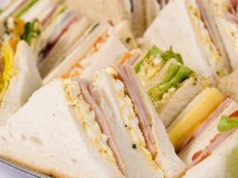 Awaryjna kanapka z zeszłego stulecia. W środku pasta jajeczna podkręcona popularnym sosem