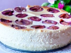 Weź ser z wiaderka, wymieszaj i dodaj owoce. Nie ma lepszego ciasta na jesień