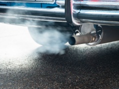 Odpalasz silnik, a tu niebieski dym. Co robić? Bagatelizowanie może słono kosztować