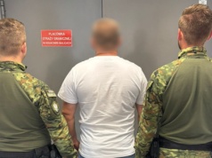 Chcieli lecieć na wakacje. Zamiast do samolotu trafili do więzienia