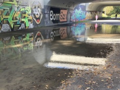 Zamiast ścieżki ogromna kałuża - problemy pod wiaduktem na Łęknie