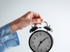 Znowu musimy to zrobić. Trzeba będzie przestawić zegarki