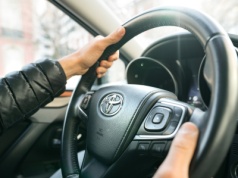 Polscy kierowcy Toyot i koreańczyków na celowniku drogówki. Wystarczy ruch ręką