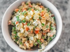 Masz ochotę na taką sałatkę? Lepszym wyborem będzie burger z frytkami