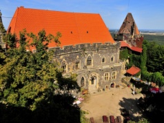 Nie tylko Malbork i Książ. Ten zamek też warto znać. Stoi w nietypowym miejscu