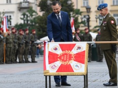 Kosiniak-Kamysz w Krakowie: „Sztandar nas prowadzi”. Uroczyste wręczenie sztandaru 2 Korpusowi Polskiemu (ZDJĘCIA)