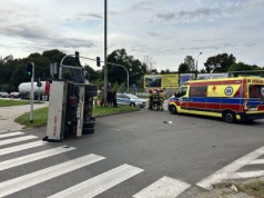 Groźne zderzenie na skrzyżowaniu ul. Poznańskiej i Łaskiego w Gnieźnie! Auto dostawcze przewróciło się na bok