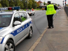Zatrzymanie uprawnień, a jazda wciąż możliwa. Kto może korzystać z przywileju? Nawet do 7 dni
