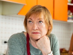 "Teściowa chce się do nas wprowadzić. Mąż twierdzi, że pomoże przy dziecku, ale ja jestem załamana"