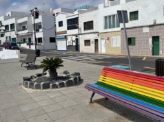 Ławka LGBTI+ zdewastowana swastyką na Lanzarote