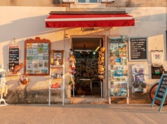 Już nie magnesy i pocztówki. Turyści wracają z Chorwacji z innymi pamiątkami. Lista jest długa