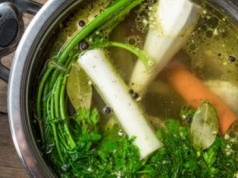 Twój rosół nie ma smaku? Dorzuć ten składnik na ostatnie 5 minut