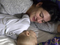 "One dalej chodzą na drinki, ja wstaję na karmienie". Światy matek i bezdzietnych się nie spotykają