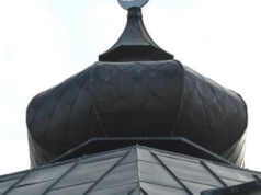 Nieznani sprawcy sprofanowali krzyż na cerkwi w Legnicy. „Bo ukraiński"